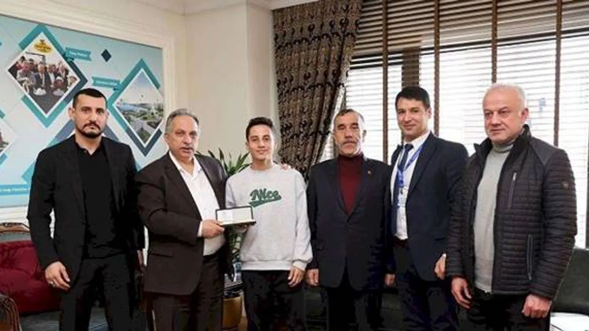 Kayserili şampiyon boksör Başkan Yalçın'a konuk oldu