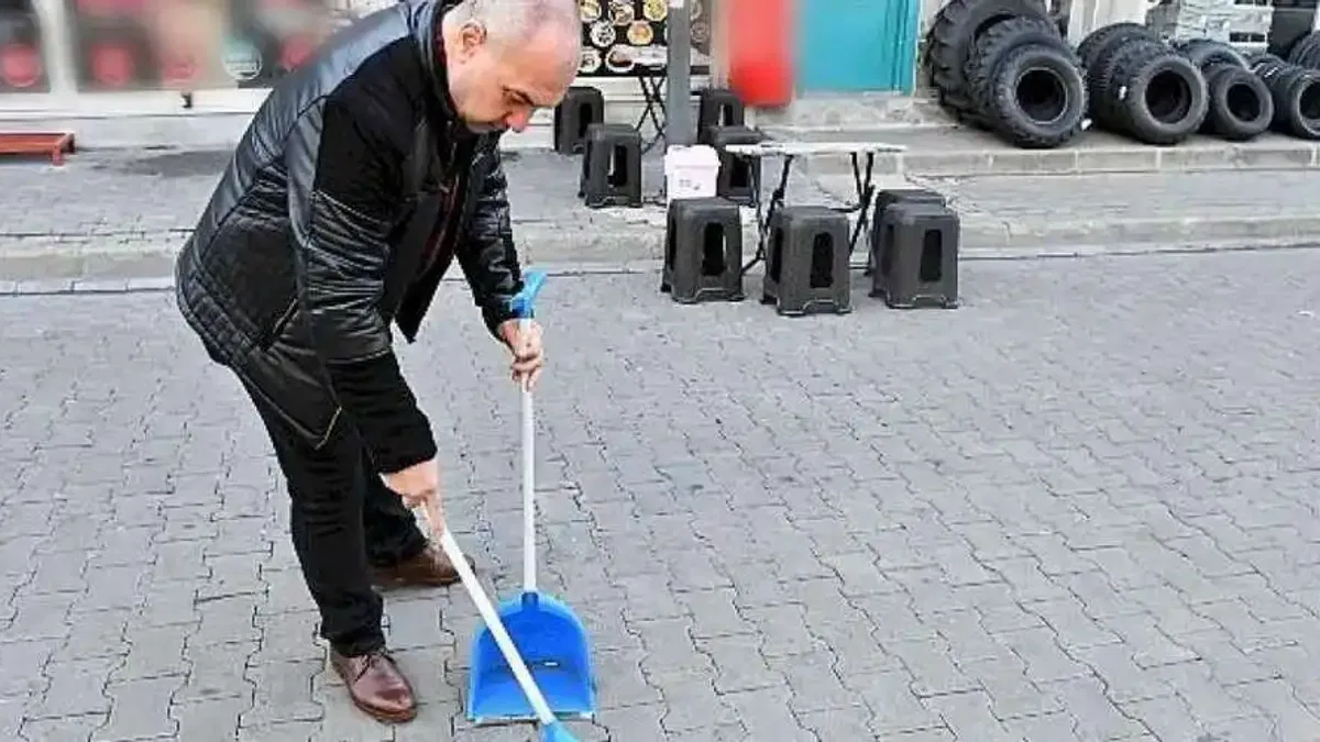 'İzmarit savaşçısı' esnaf duyarlılığıyla örnek oluyor