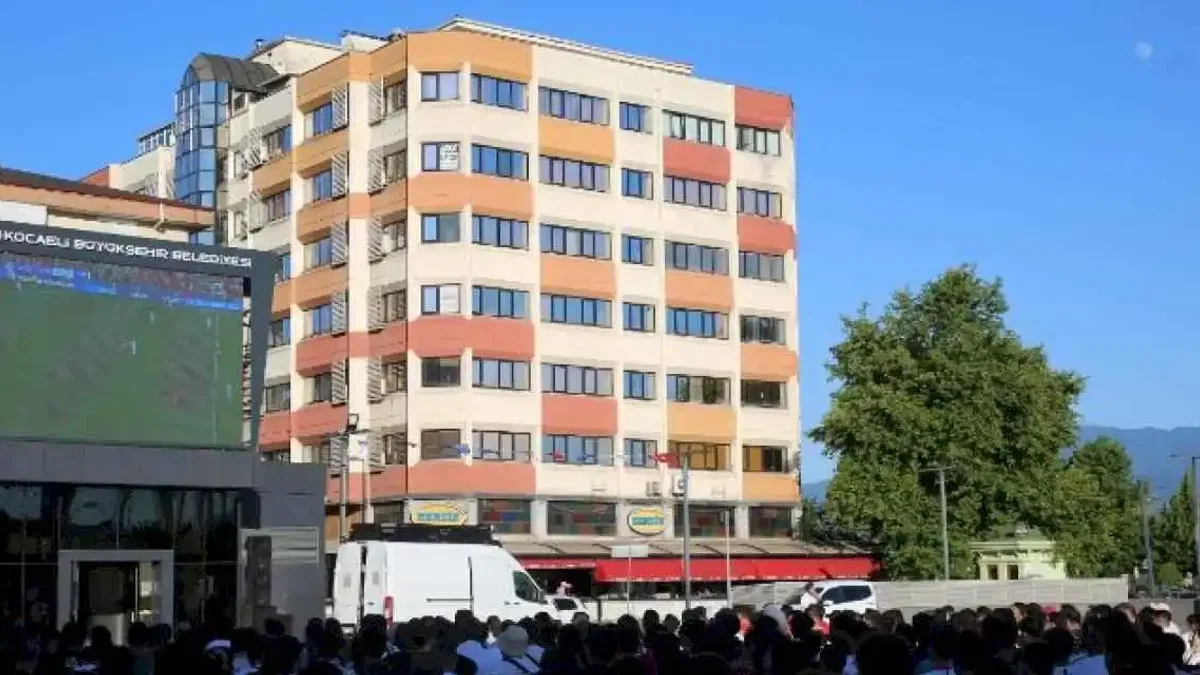 Kocaeli Kent Meydanı'nda çifte coşku