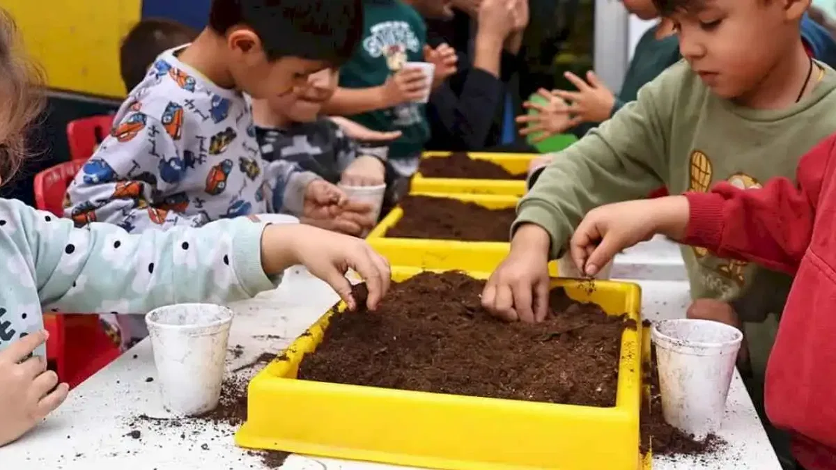 Antalya'da minik eller toprakla buluştu