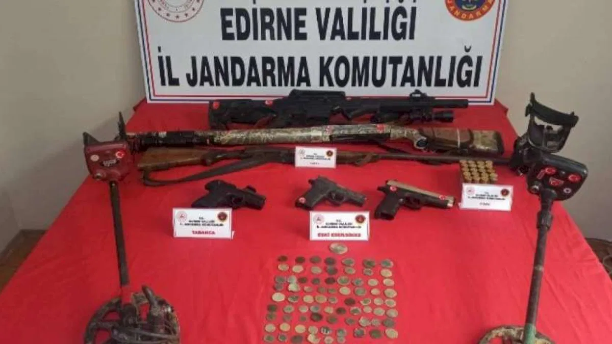 Edirne'de ruhsatsız silah ve tarihi eser, sikke ele geçirildi