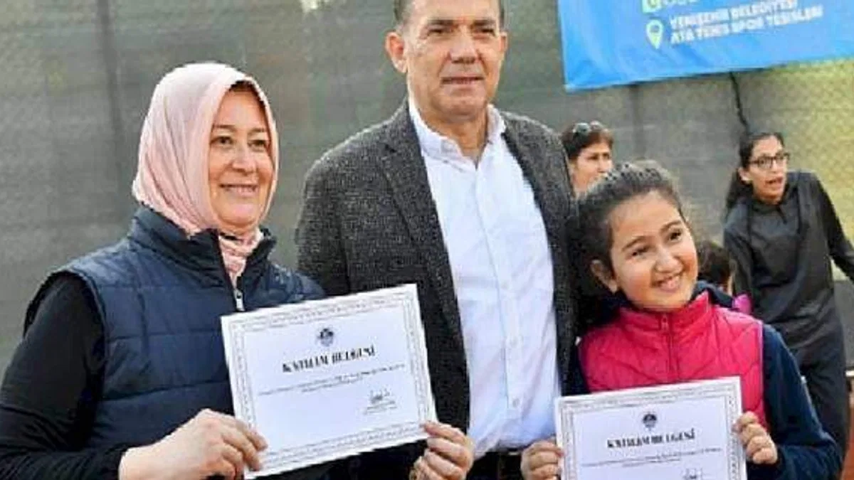Çay saatinde tenis öğrenen 140 kadın sertifikasını aldı