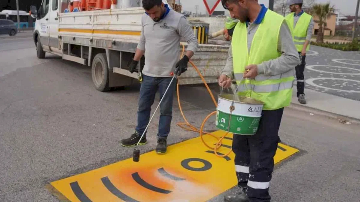 Kocaeli'de yol ve yaya çizgileri yenileniyor