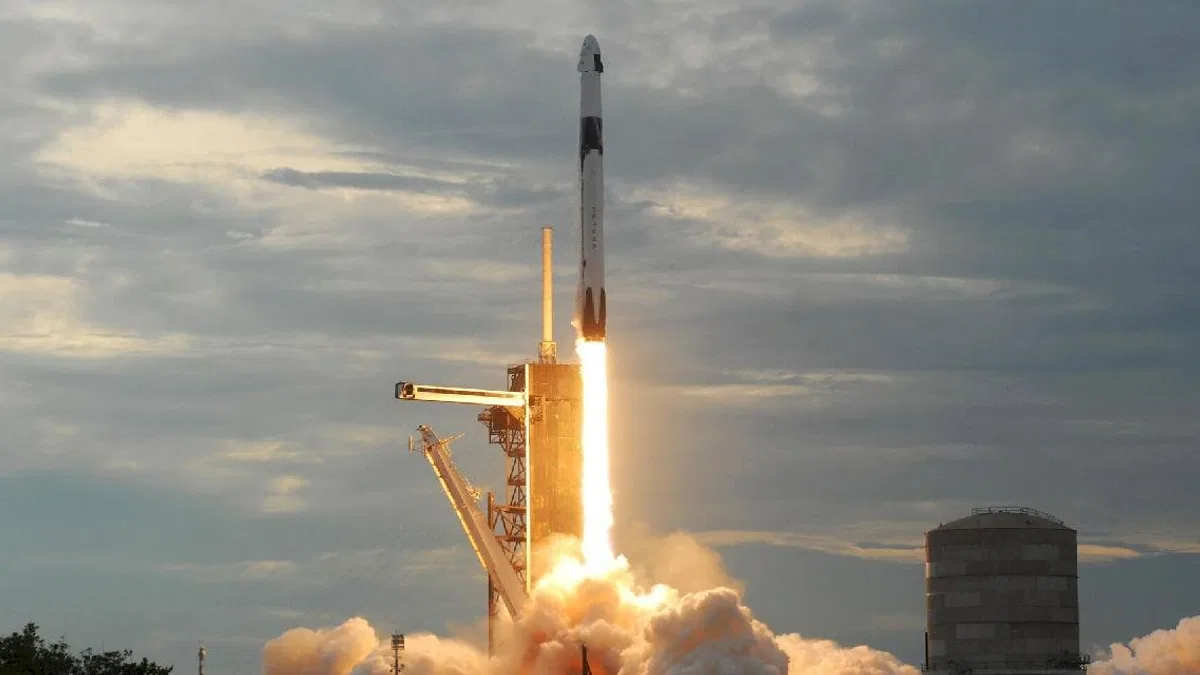 Suudi Arabistanlı astronotların da bulunduğu uzay mekiği AX-2 fırlatıldı