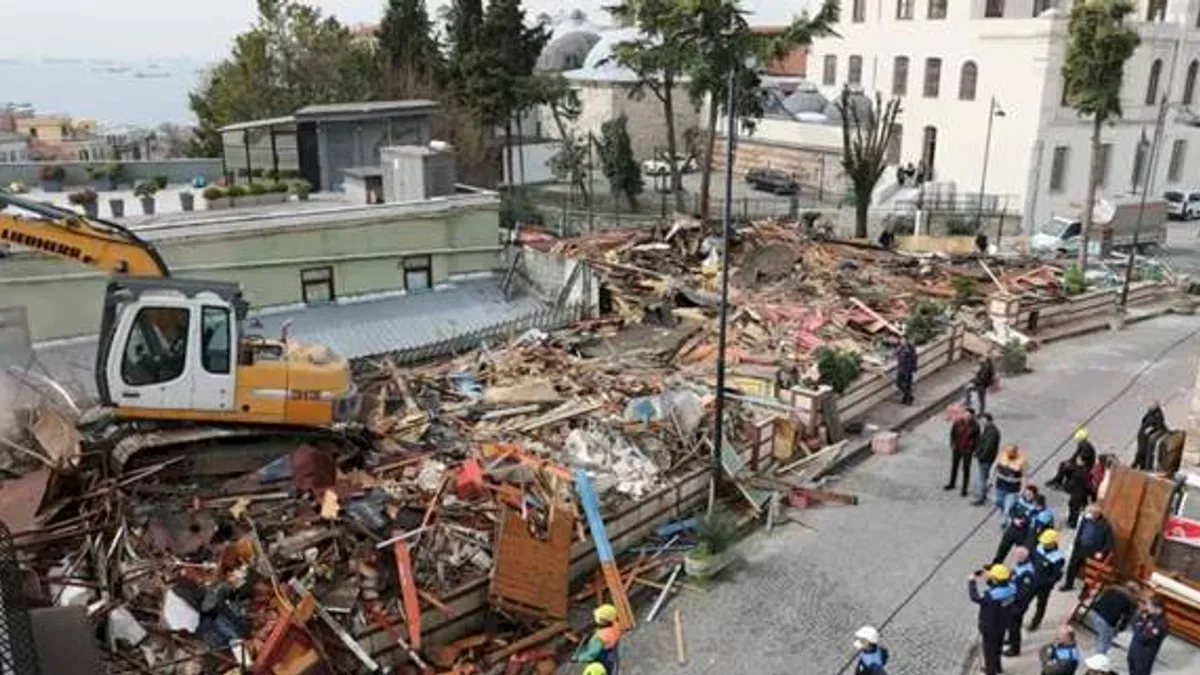 İstanbul Büyükşehir'den Sultanahmet'teki ruhsatsız yapıya yıkım