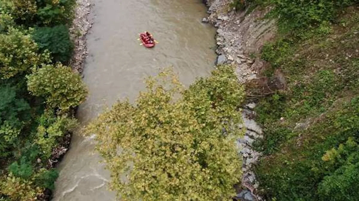 Adrenalin tutkunları Melen Çayı'nda rafting yaptı