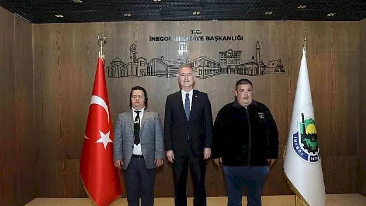 İnegöl Belediyesi'nin Özel Personelleri Yüzleri Güldürüyor