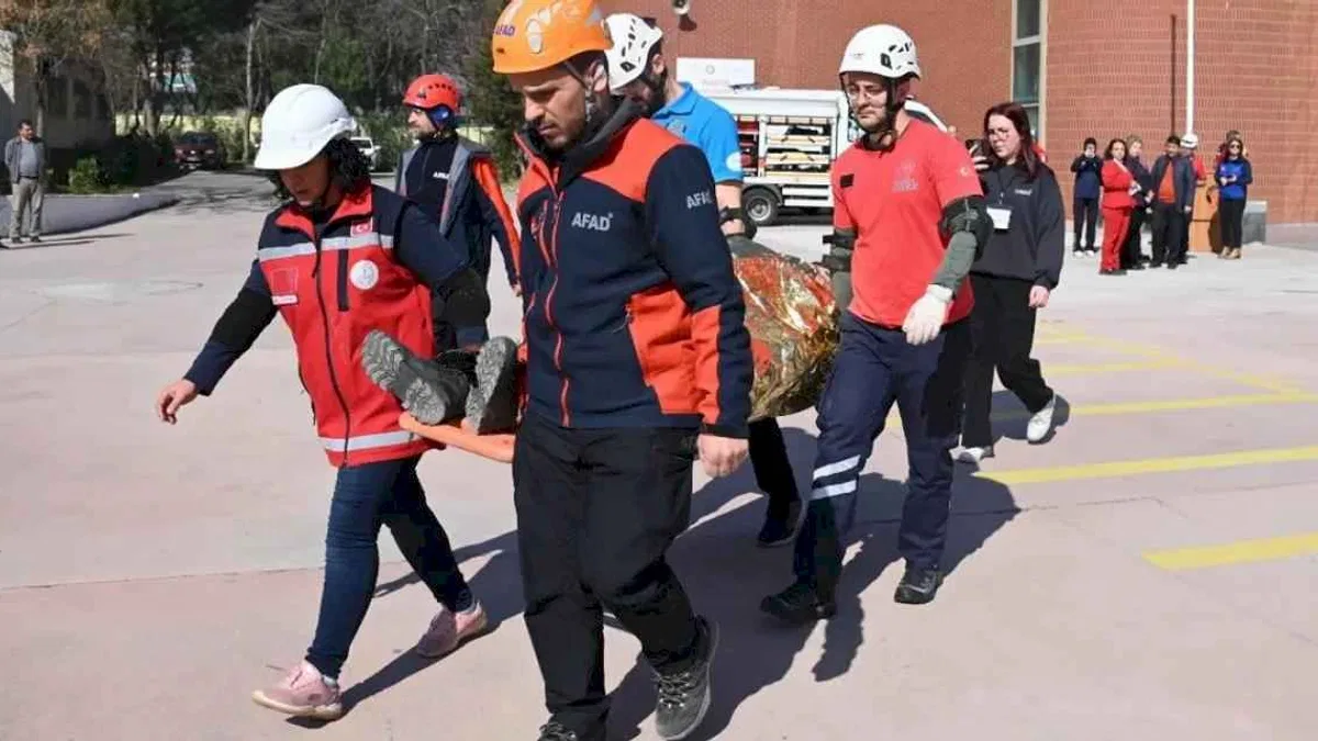 Manisa'da öğrencilere yYönelik deprem tahliye tatbikatı
