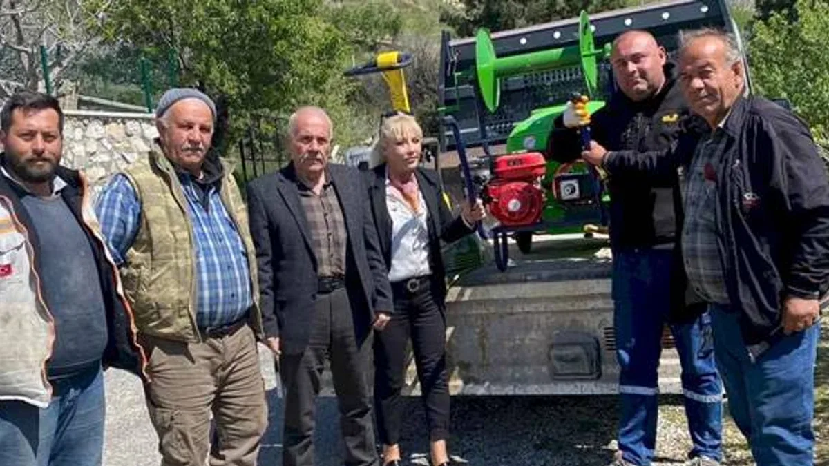 İzmir’de çiftçilere destek: İlaçlama makinesi hediye edildi