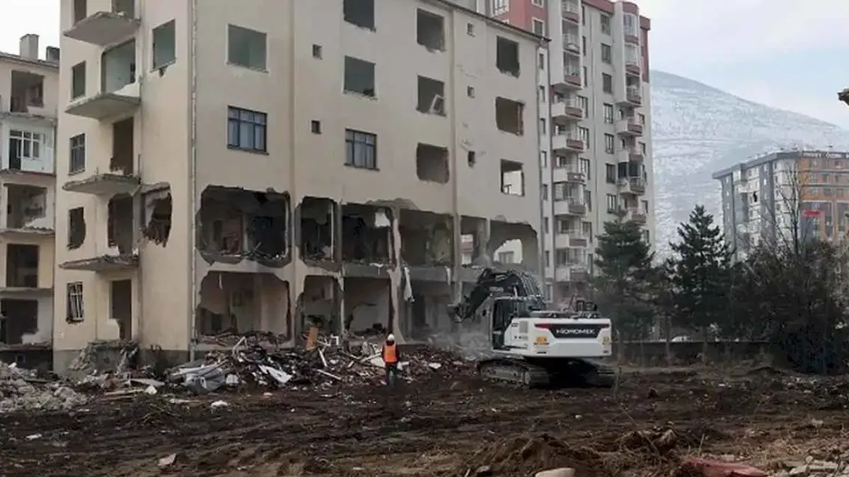 Kayseri Talas'ta yapılar sesle yıkılıyor