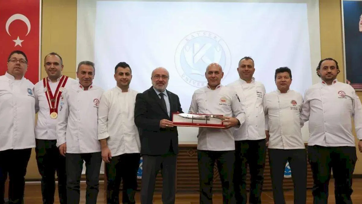KAYÜ Aşçılık öğrencileri önlüklerini giydi