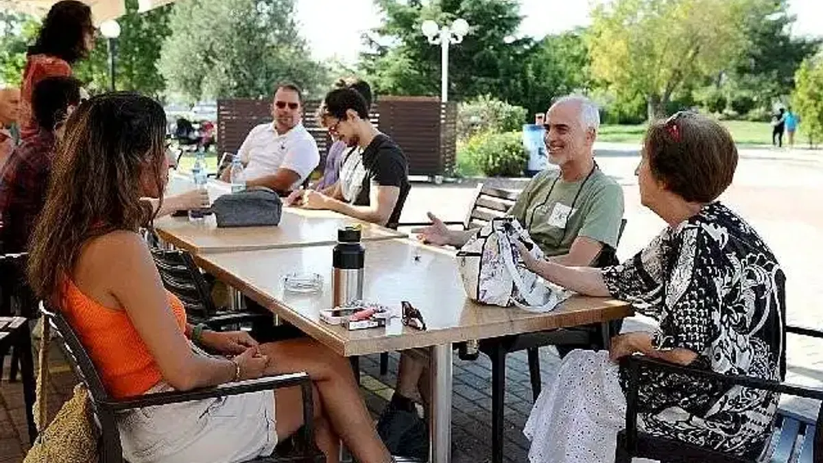 Karşıyakalılar Sosyalleşerek, İngilizce Öğreniyor