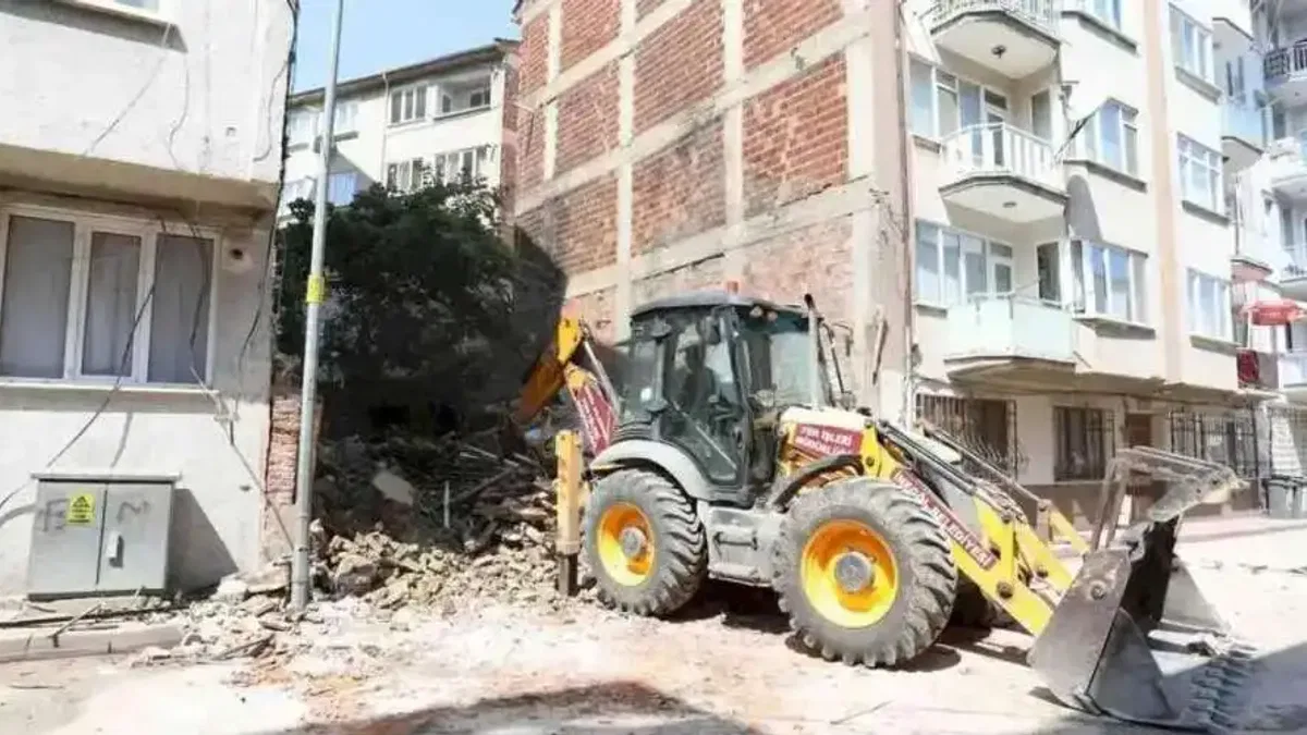 İnegöl'de metruk binalar tek tek yıkılıyor