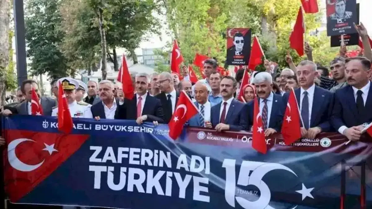 Binlerce Kocaelili 15 Temmuz kortejinde