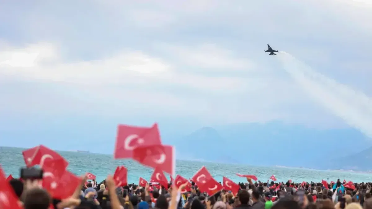 SOLOTÜRK Konyaaltı’nda nefes kesti