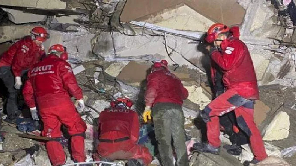 AKUT şu ana kadar 64 kişiyi enkazdan çıkardı