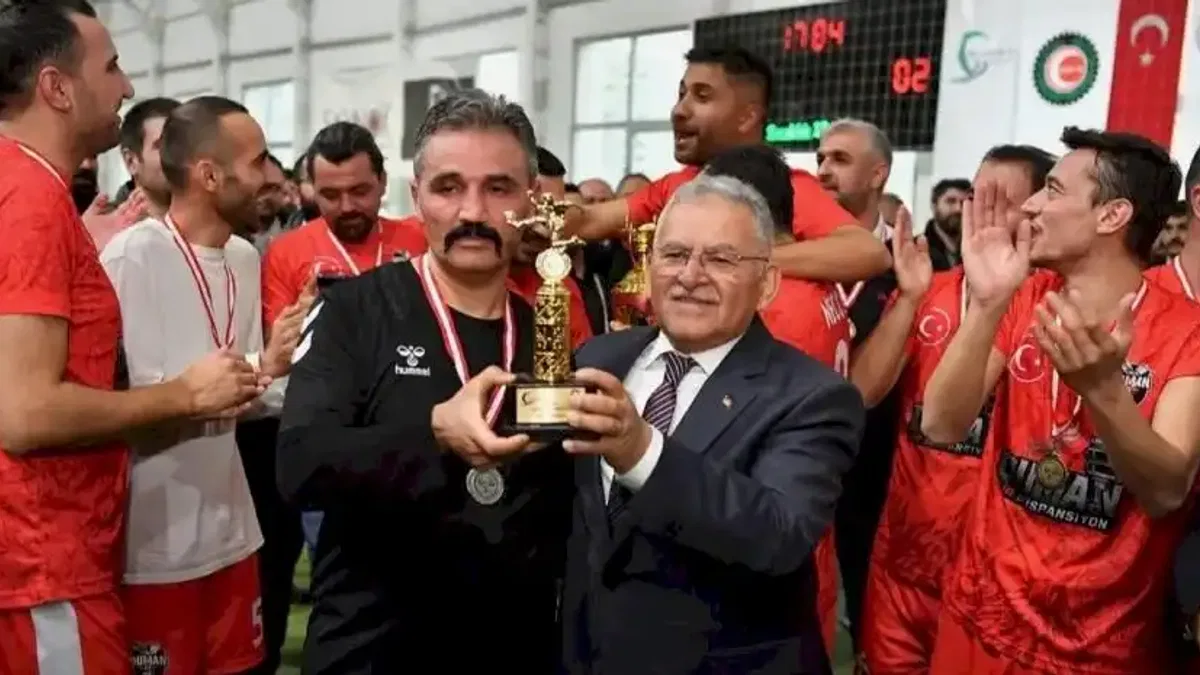 Memduh Büyükkılıç halı sahaya ayak bastı