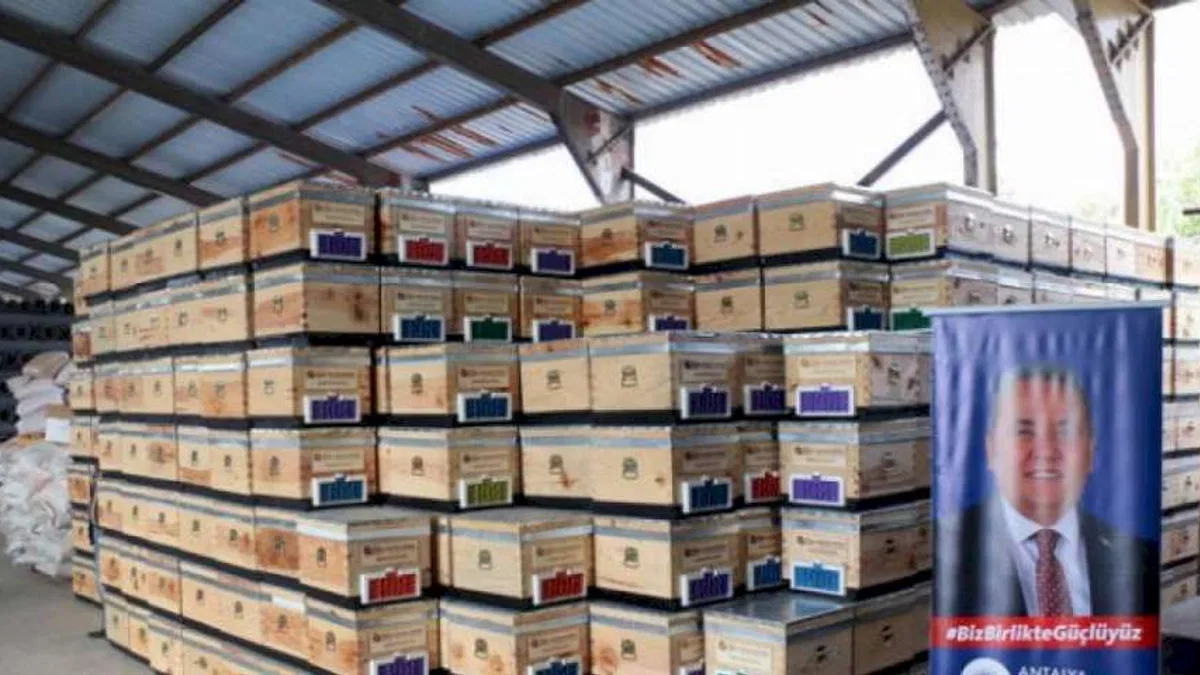 Antalya Büyükşehirden üreticilere 2 bin 500 kovan desteği