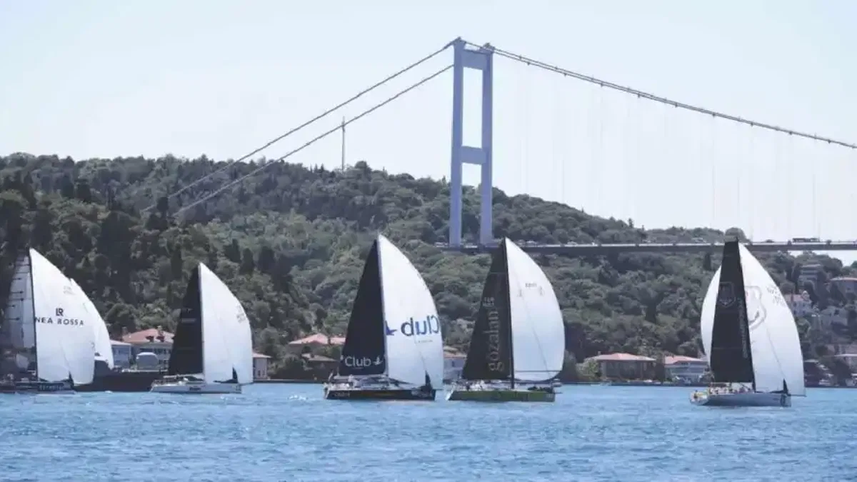 İstanbul Boğazı'nda görkemli coşku