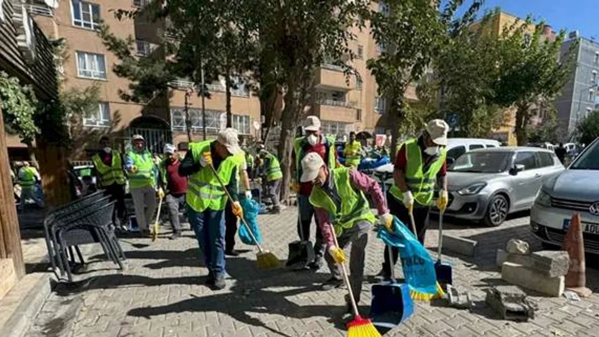 Mardin Artuklu'da temizlik seferberliği... Eşbaşkan Amak sokakları süpürdü