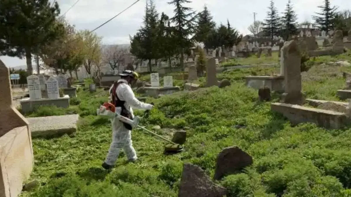 Melikgazi’de mezarlıklar bayrama hazır