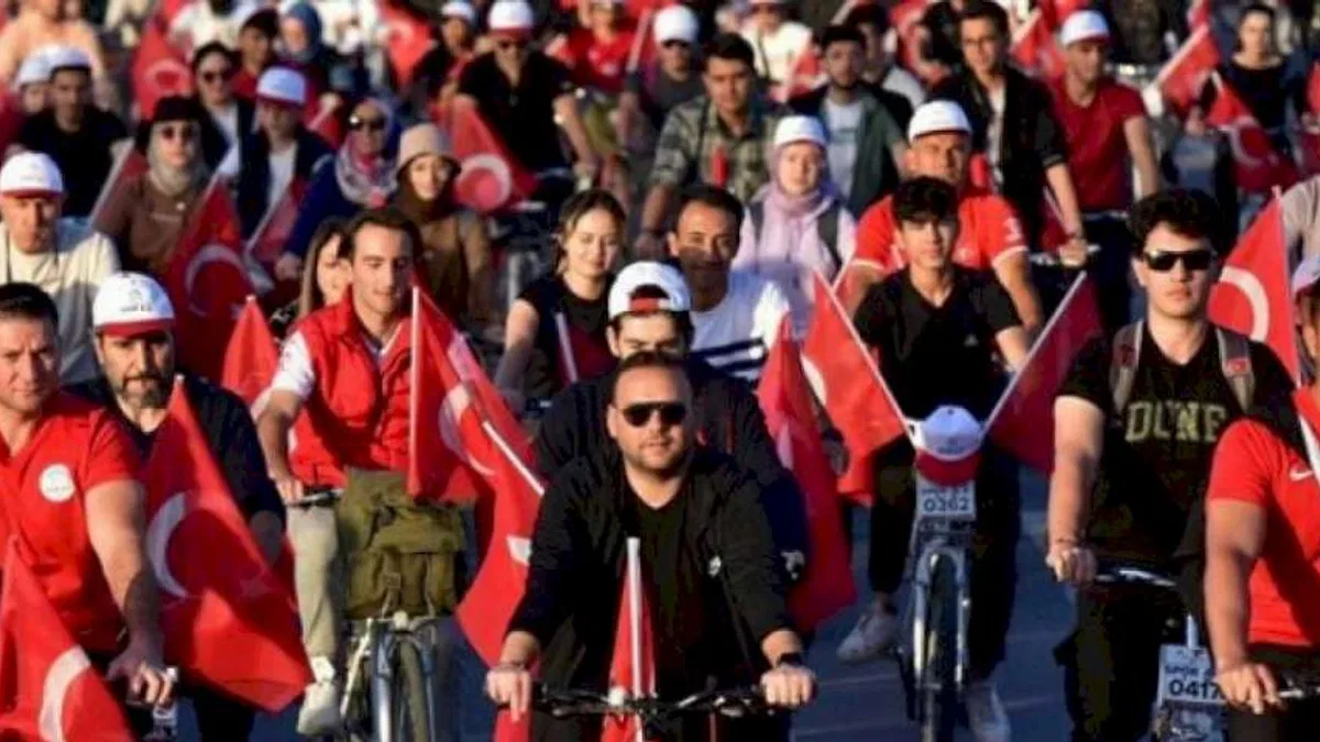 Cumhuriyet'in 100'üncü yılı için pedalladılar