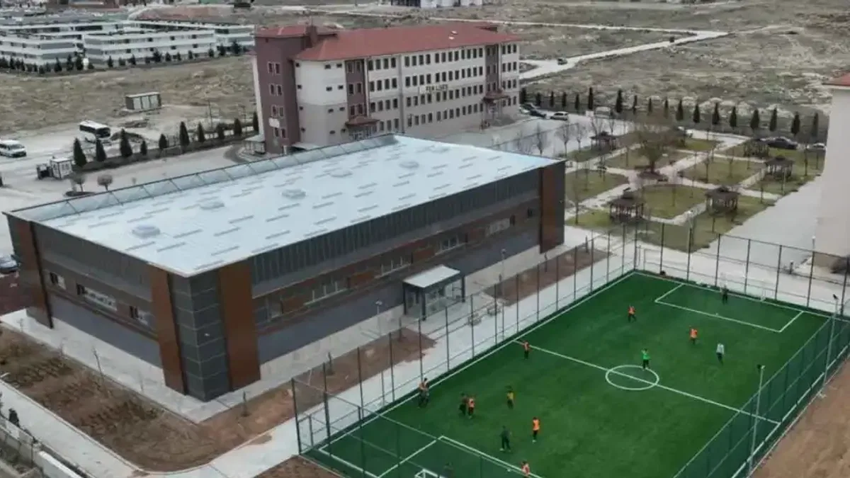 Konya Selçuklu Fen Lisesi’ne modern spor tesisi kazandırıldı