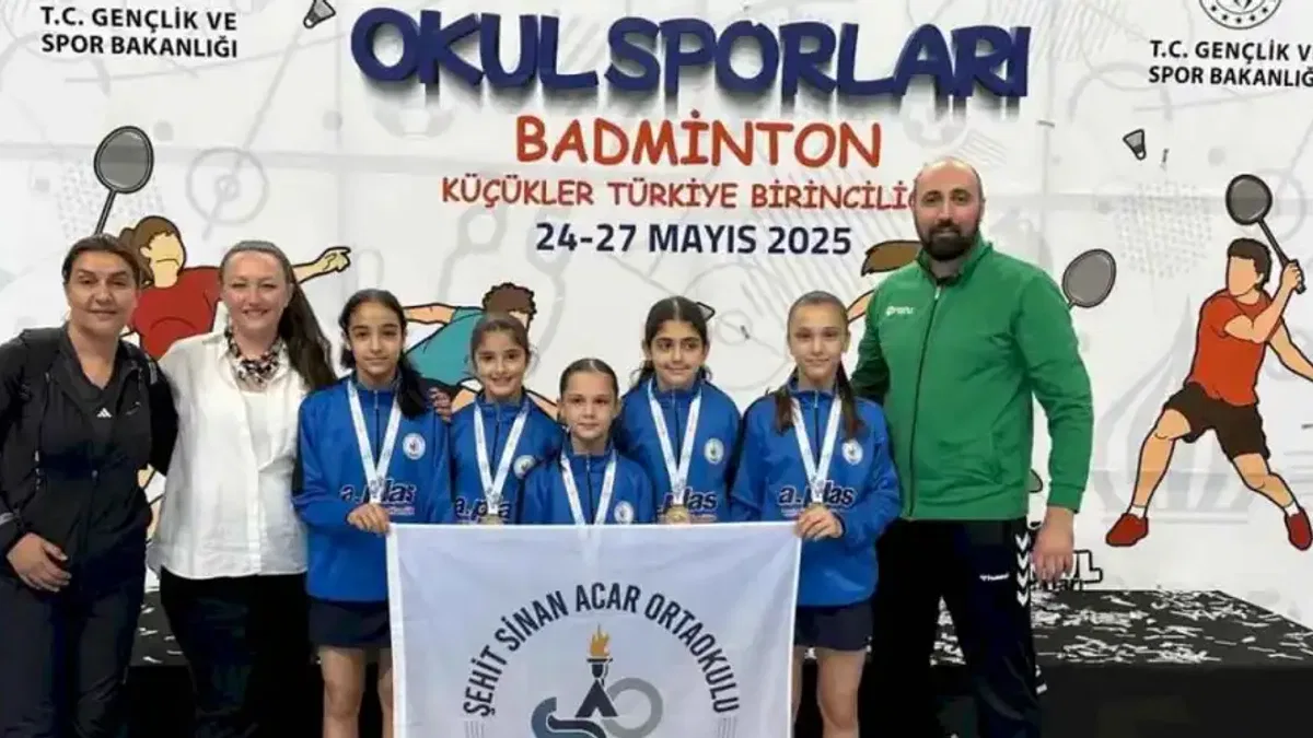 Bursa Osmangazili badmintonculardan namağlup şampiyonluk