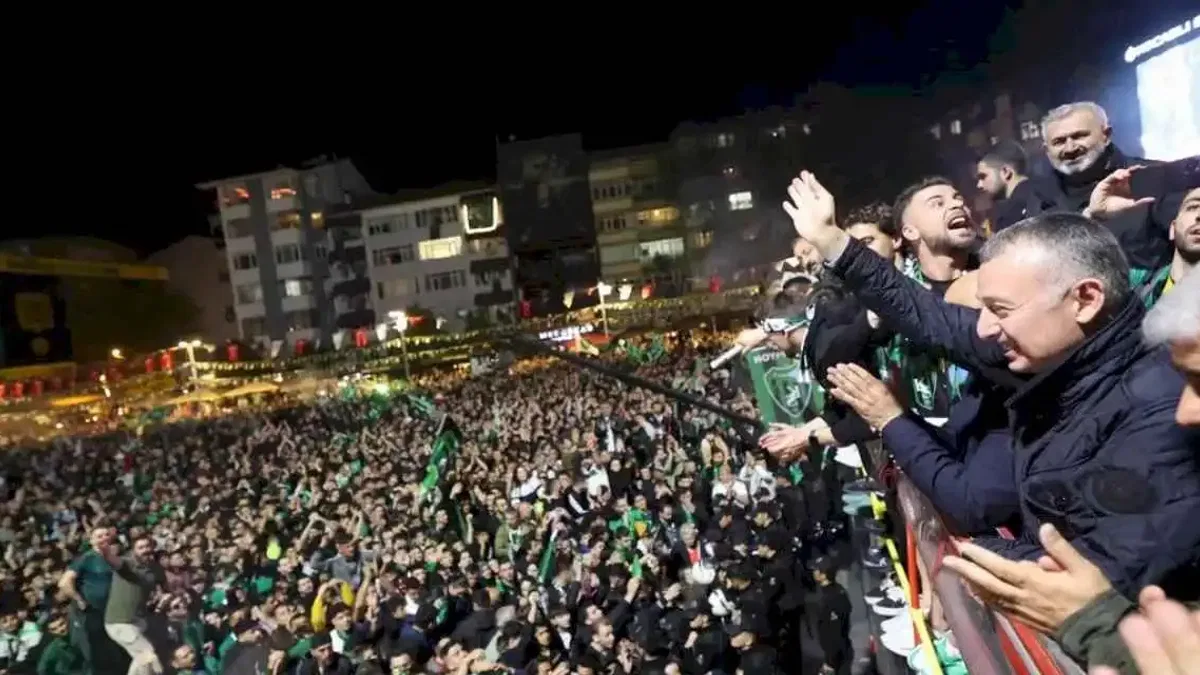 İzmit Kent Meydanı’nda tarihi kutlama