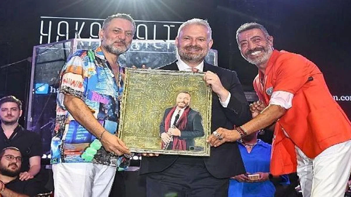 Menemen'de Hakan Altun ve Hüsnü Şenlendirici'den Zafer Konseri