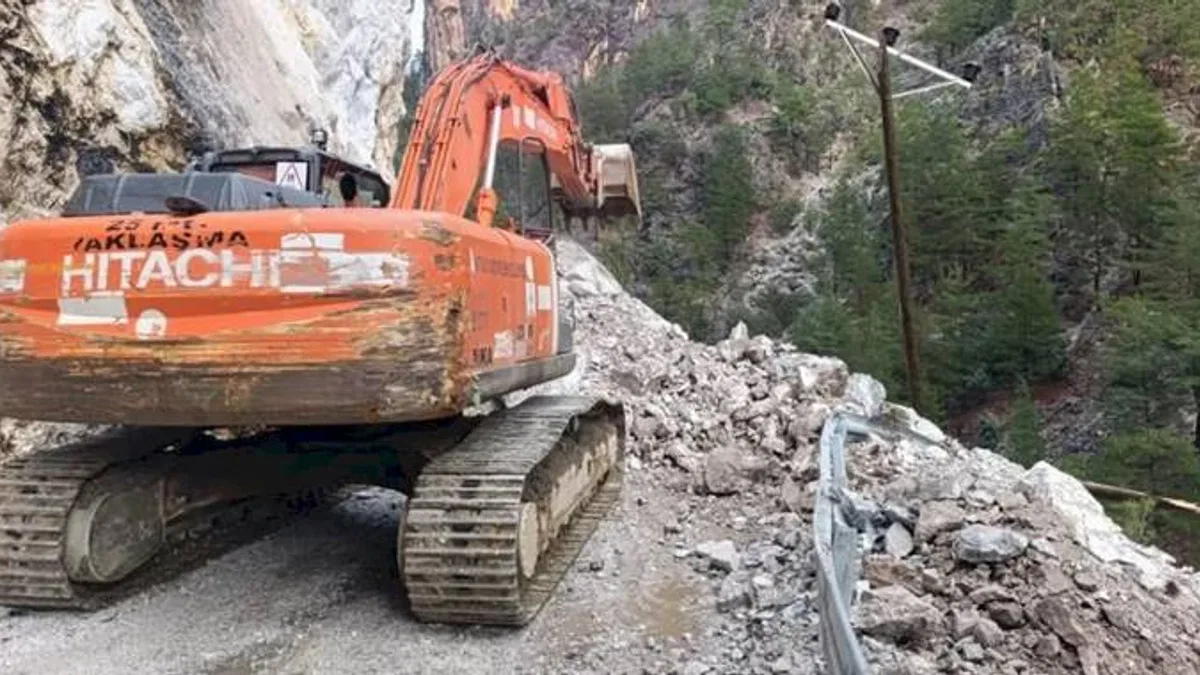 Alanya’da heyelan sonrası yol ulaşıma açıldı