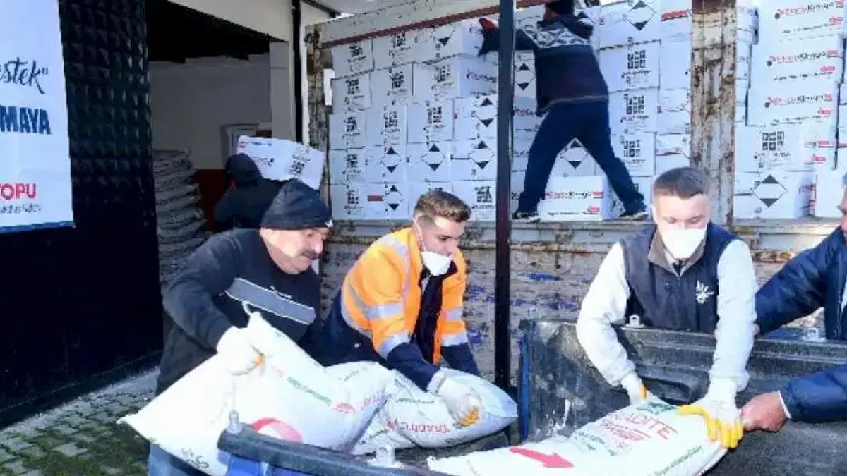 Karabağlar'da tonlarca gübre ve bordo bulamacının dağıtılıyor