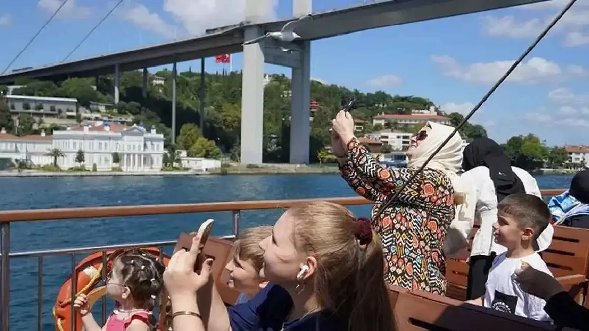 İstanbul'da okula dönüş öncesinde çocuklara Boğaz turu hediyesi