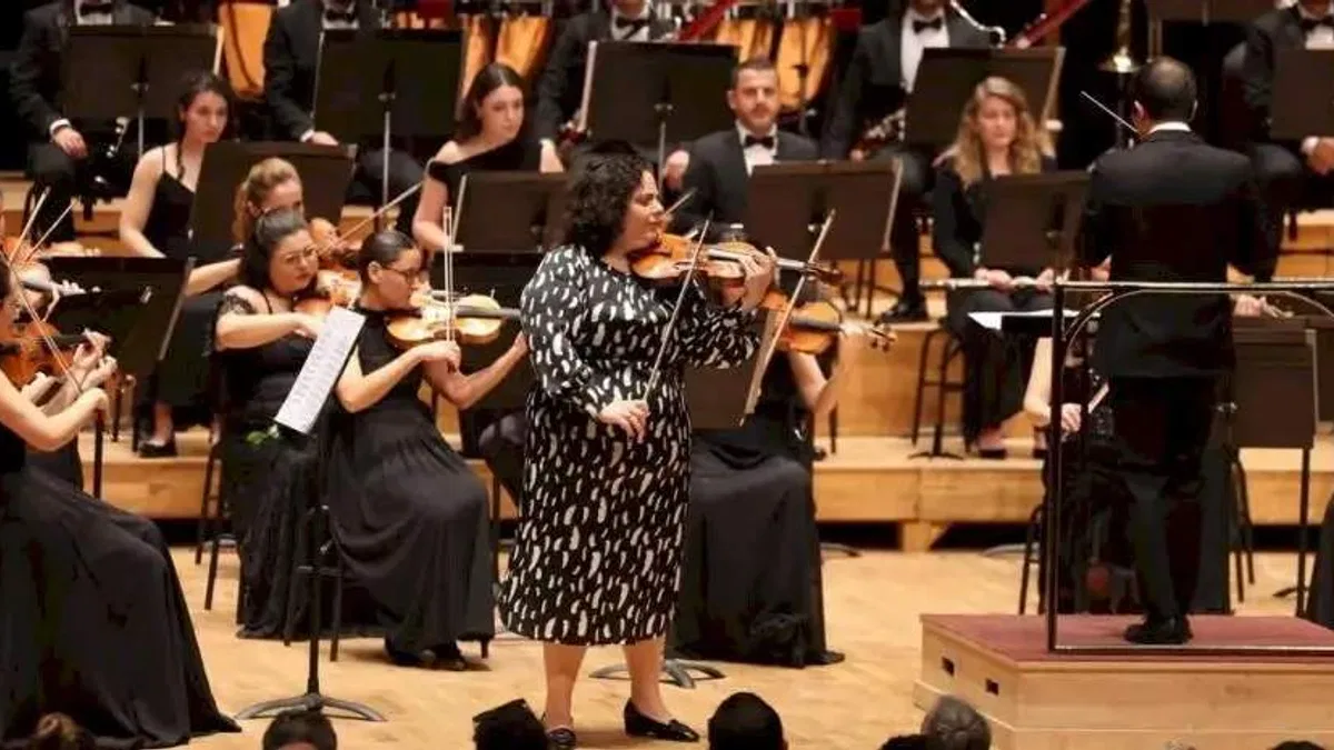İzmir Oda Orkestrası, Küden ile aynı sahnede