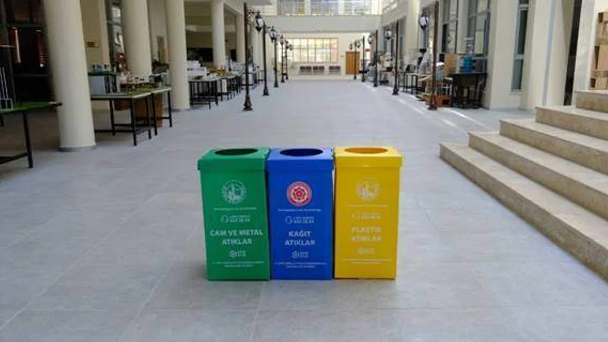 Cumhuriyet Üniversitesi yerleşkesine geri dönüşüm kutuları konuldu