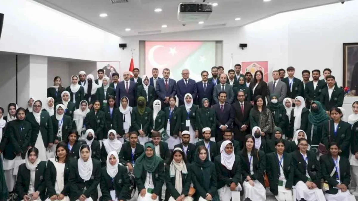 Bakan Tekin Pakistanlı öğrencileri kabul etti