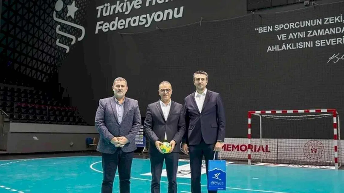 Kayseri Erciyes'te kar hentbolu heyecanı