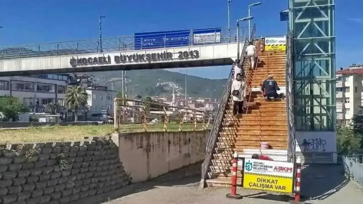Gölcük’teki üst geçitlerde bakım ve onarım çalışması