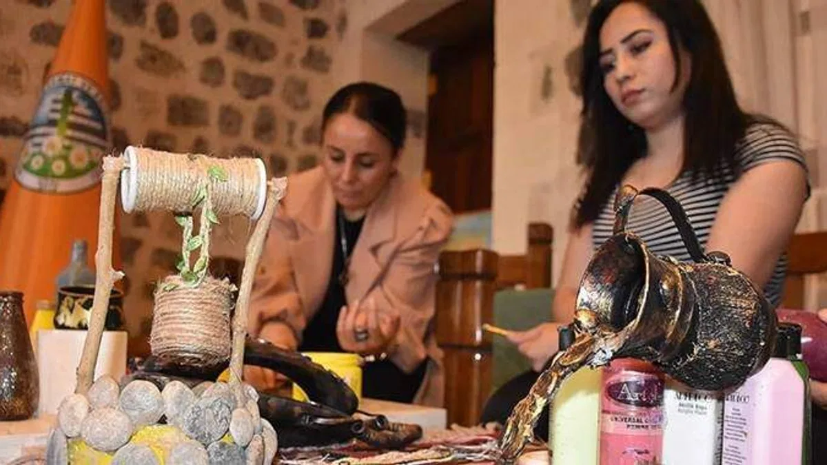 Şırnaklı kadınlar atıklardan hazırladıkları ürünlerle kızların eğitimine katkı sunacak
