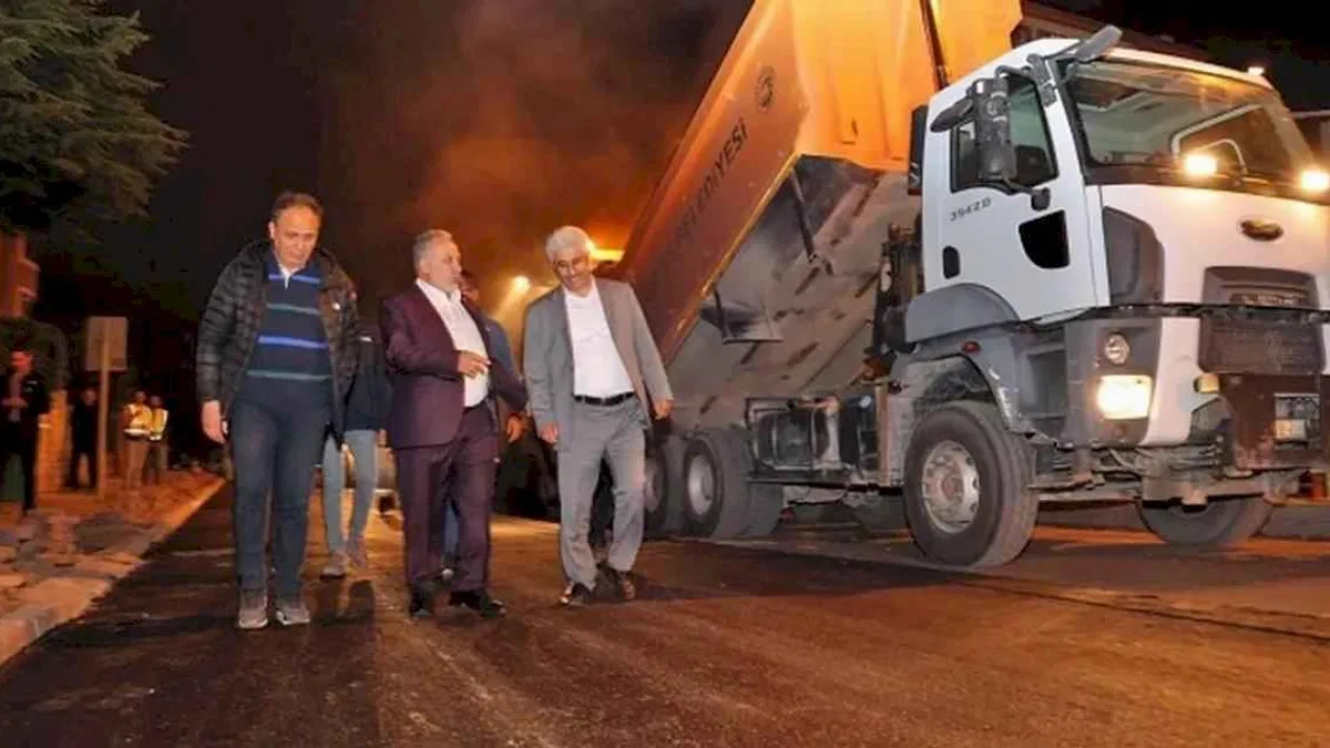 Kayseri Talas'ta gece asfalt mesaisi... Başkan Yalçın'dan gece teftişi