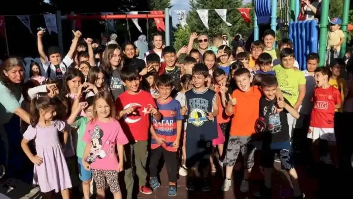 İzmitlilerin yüzleri mahallelerde geleneksel şenliklerle gülüyor