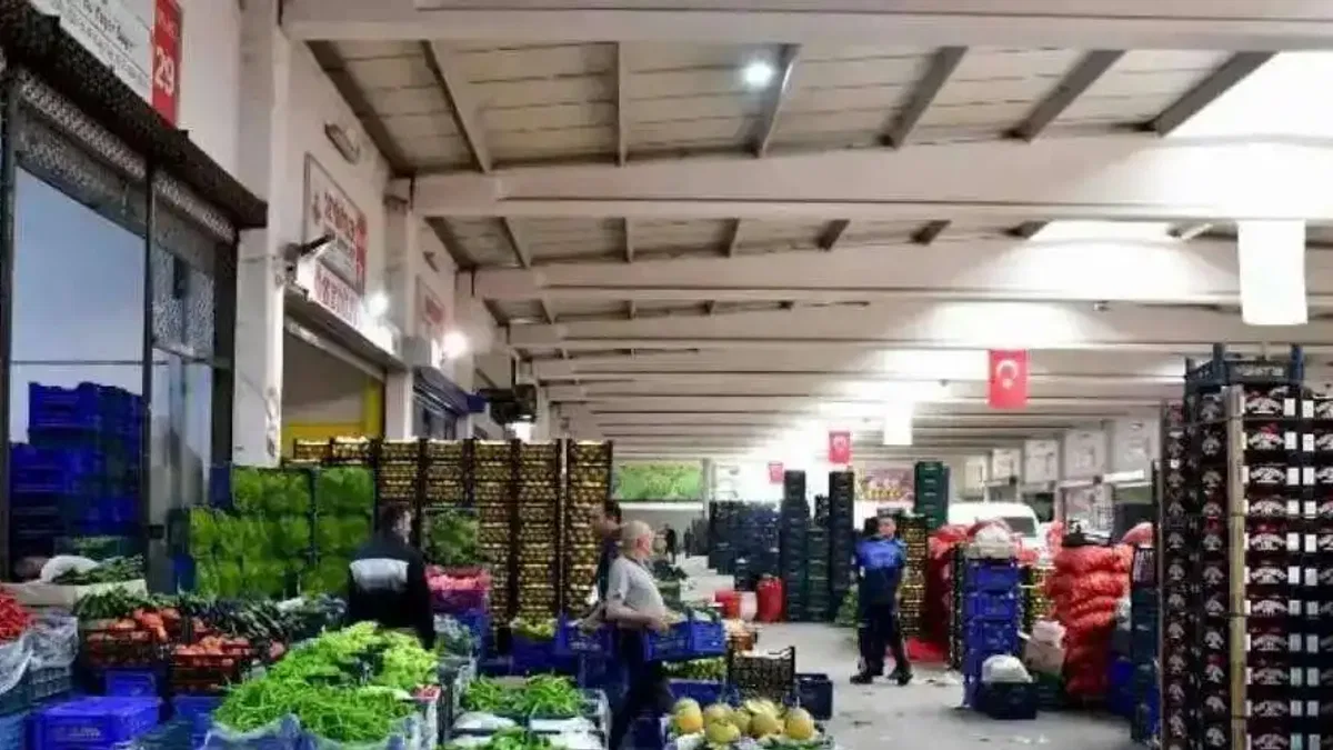 Başkan Zeyrek, hal esnafının  yüzünü güldürdü