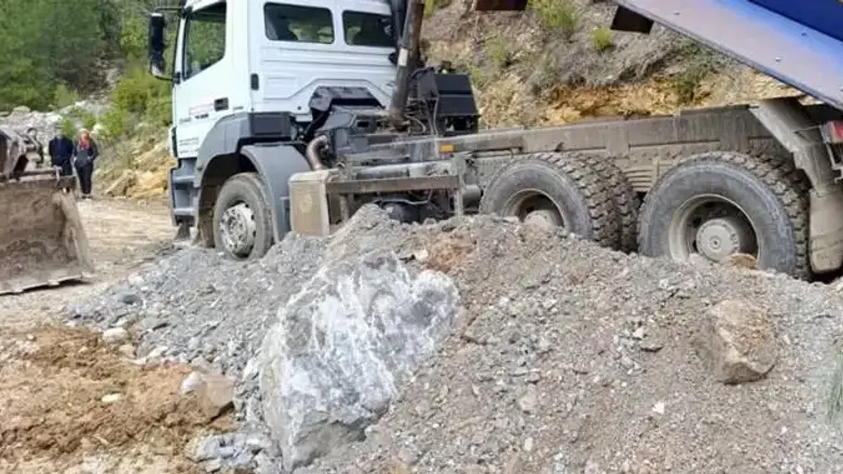 Alanya’da heyelan ve göçük sonrası Büyükşehir’den yoğun mesai