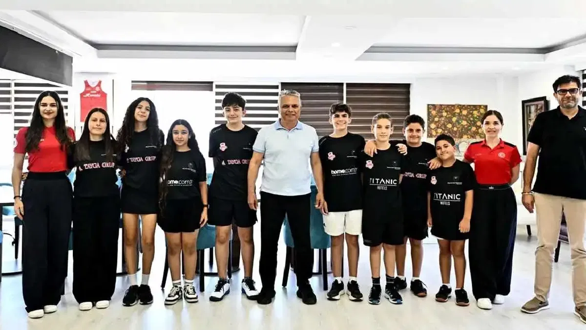 Muratpaşa Belediyespor squashta kürsüden inmiyor