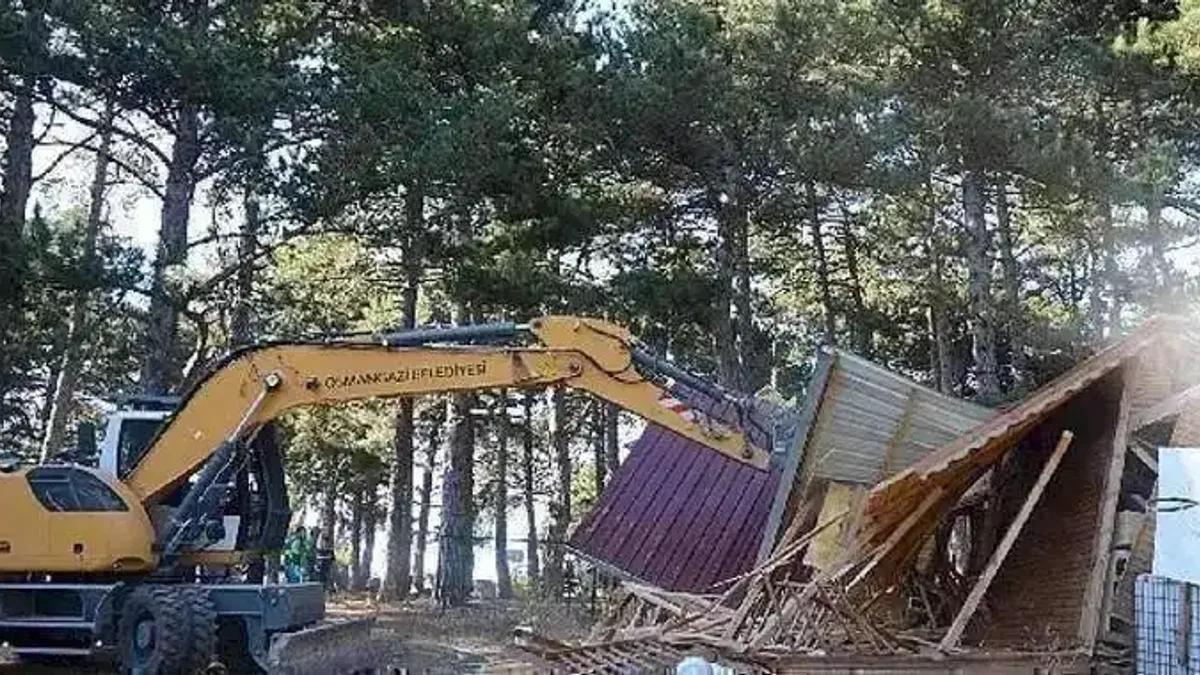 Uludağ Bir Kaçak Yapıdan Daha Temizlendi