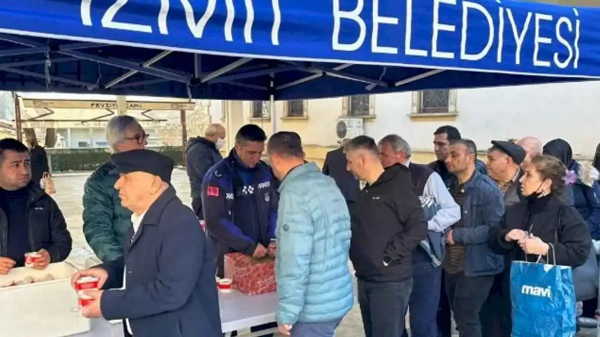 İzmit'te deprem felaketinde yaşamını yitirenler için helva dağıtıldı