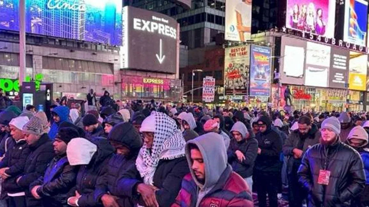 Times Meydanı'nda ilk teravih