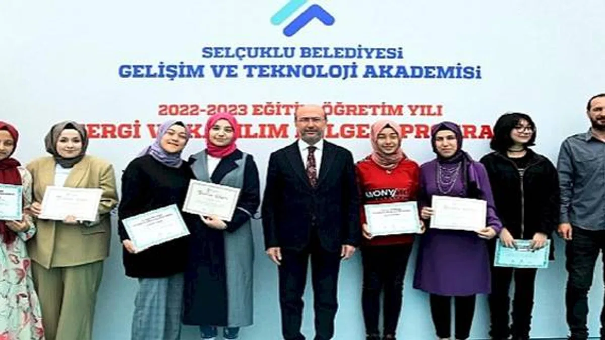 Törende kursiyerler sertifikalarını Selçuklu Belediye Başkanı Ahmet Pekyatırmacı ve Selçuklu İlçe Milli Eğitim Müdürü Turan Kayacılar'ın elinden aldı
