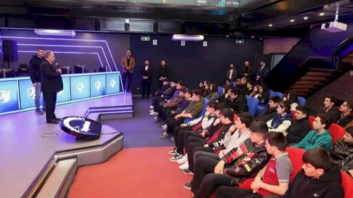 Mustafa Yalçın'dan Espor ve İnovasyon Merkezi’ne ziyaret