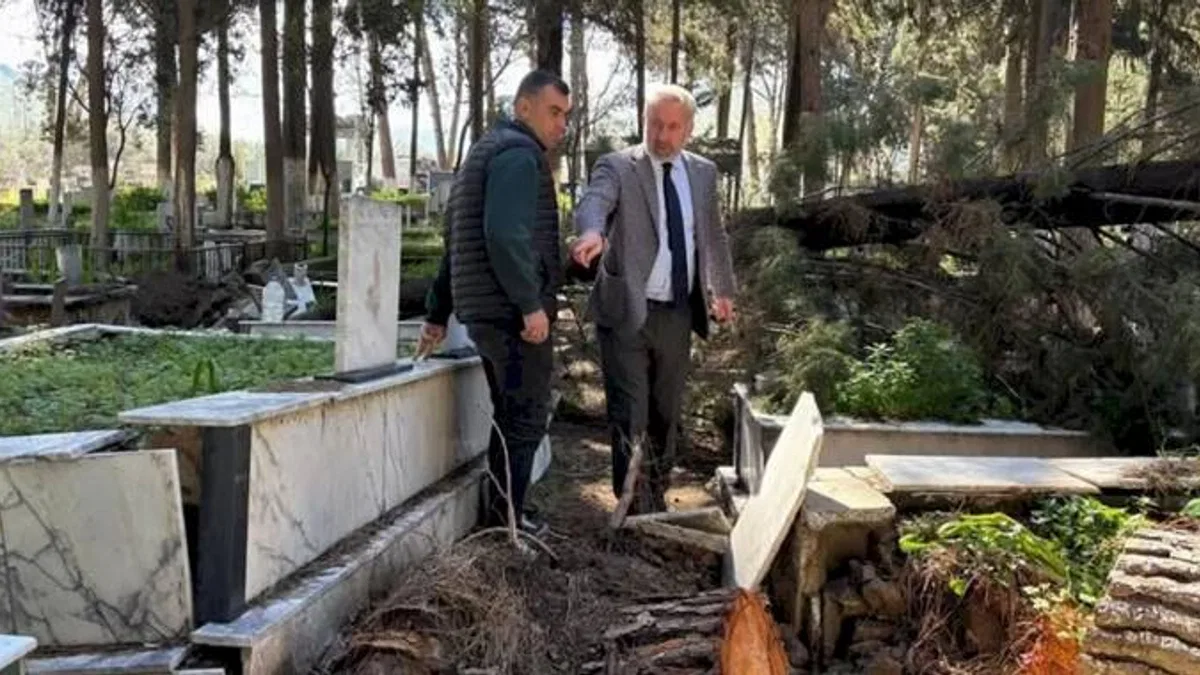 İzmir'de fırtınadan etkilenen mezarlıklara hızlı müdahale